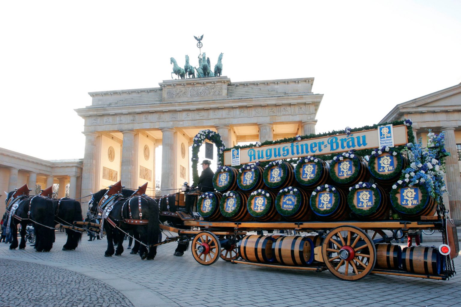 Historischer Bierwagen mit Augustiner-Fässern vor dem Brandenburger Tor.